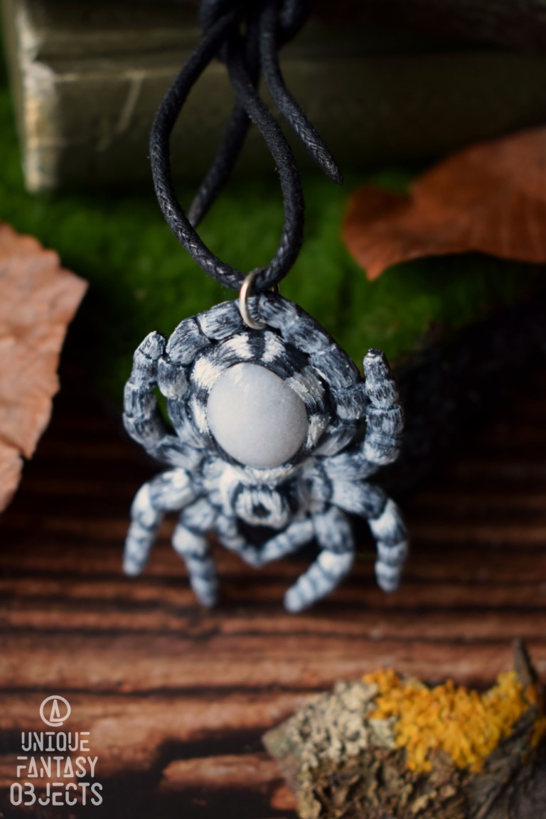 Naszyjnik ze skakunem arlekinowym i kryształem górskim Naszyjnik ze skakunem arlekinowym i kryształem górskim (Unique Fantasy Objects)