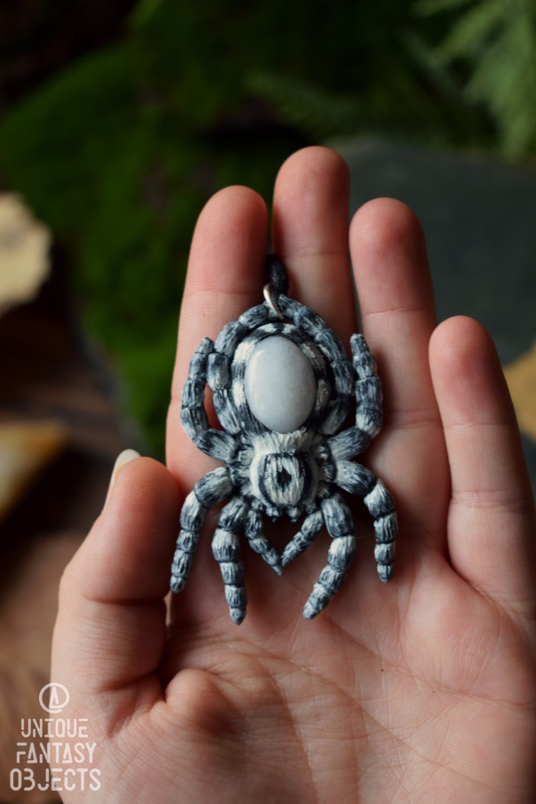 Naszyjnik ze skakunem arlekinowym i kryształem górskim Naszyjnik ze skakunem arlekinowym i kryształem górskim (Unique Fantasy Objects)