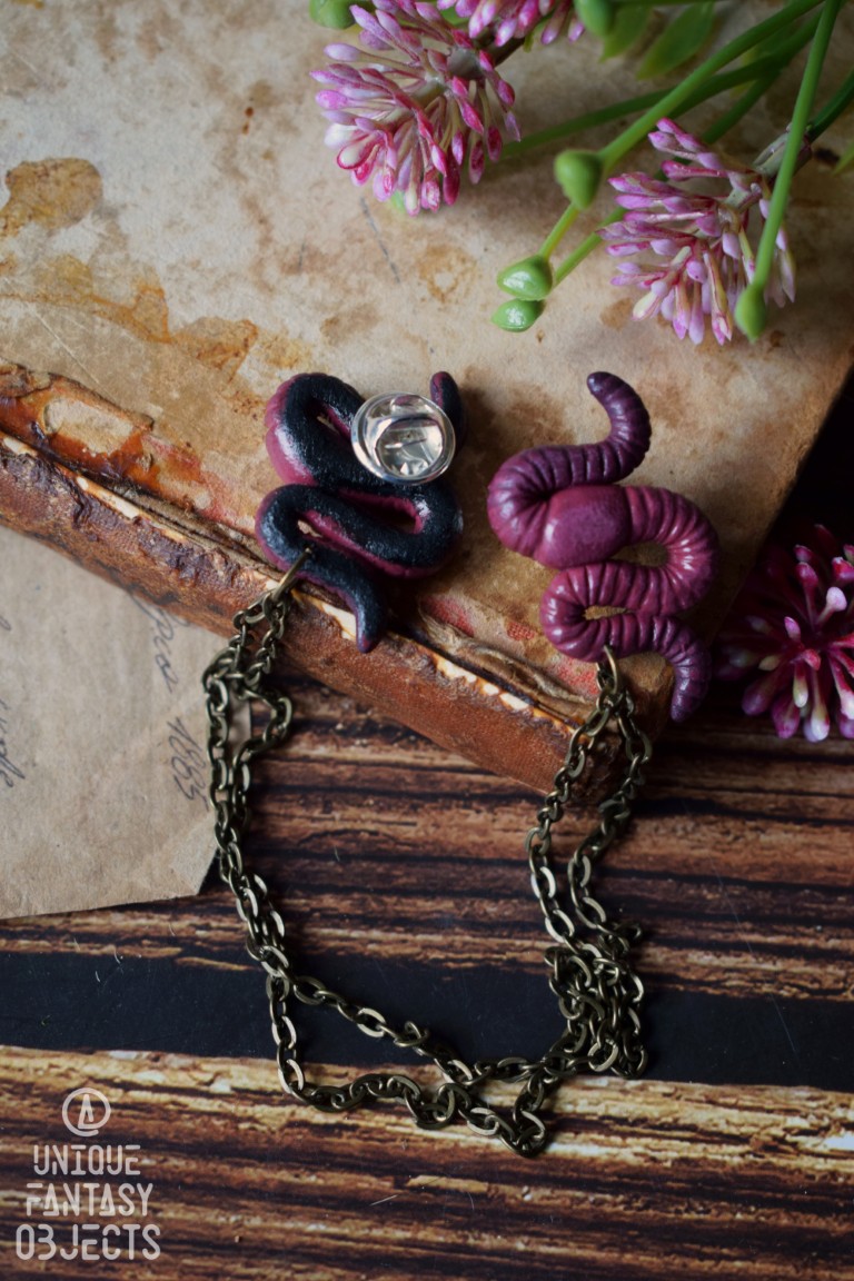 Przypinka do kołnierzyka z dżdżownicami Przypinka do kołnierzyka z dżdżownicami (Unique Fantasy Objects)