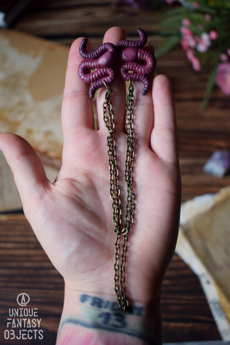 Przypinka do kołnierzyka z dżdżownicami Przypinka do kołnierzyka z dżdżownicami (Unique Fantasy Objects)