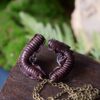 Przypinka do kołnierzyka z rzeźbą krocionoga piaskowego Przypinka do kołnierzyka z rzeźbą krocionoga piaskowego (Unique Fantasy Objects)