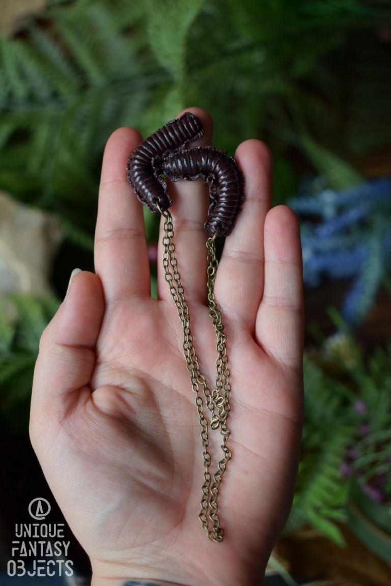 Przypinka do kołnierzyka z rzeźbą krocionoga piaskowego Przypinka do kołnierzyka z rzeźbą krocionoga piaskowego (Unique Fantasy Objects)