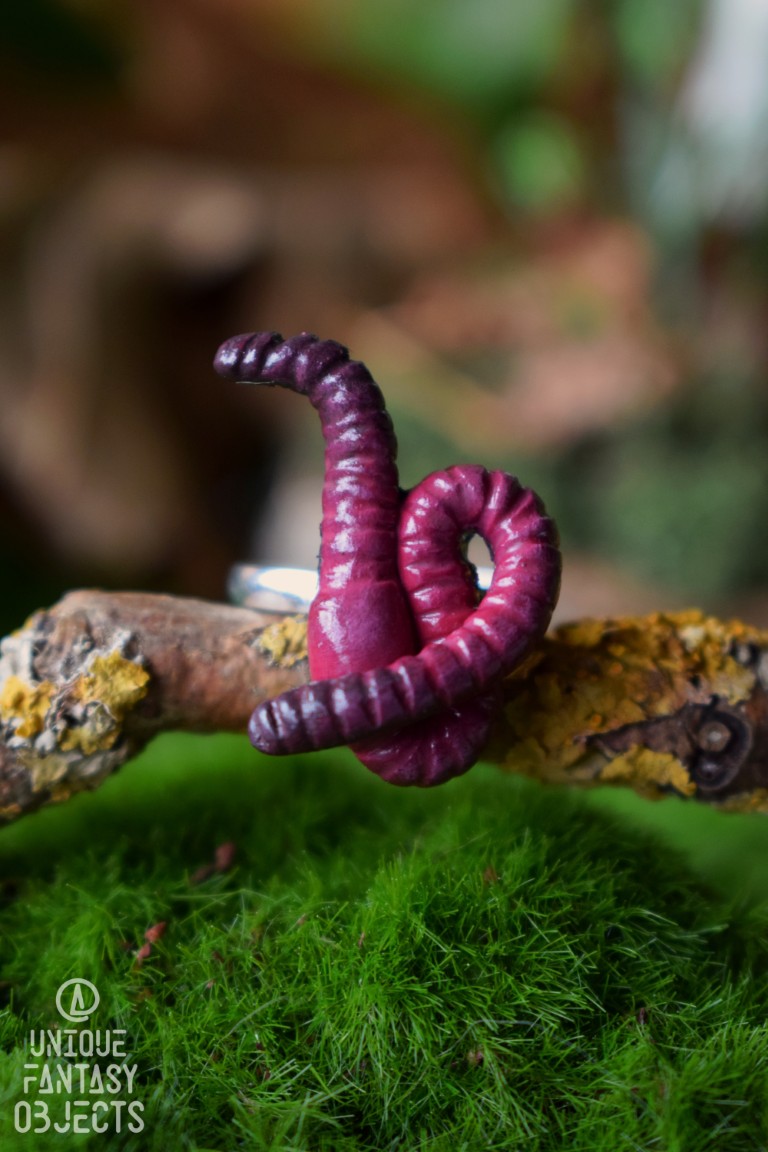 Regulowany pierścionek z dżdżownicą Regulowany pierścionek z dżdżownicą (Unique Fantasy Objects)