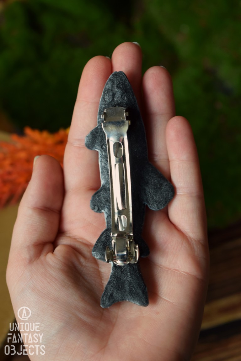 Spinka do włosów z rzeźbą pstrąga tęczowego Spinka do włosów z rzeźbą pstrąga tęczowego (Unique Fantasy Objects)