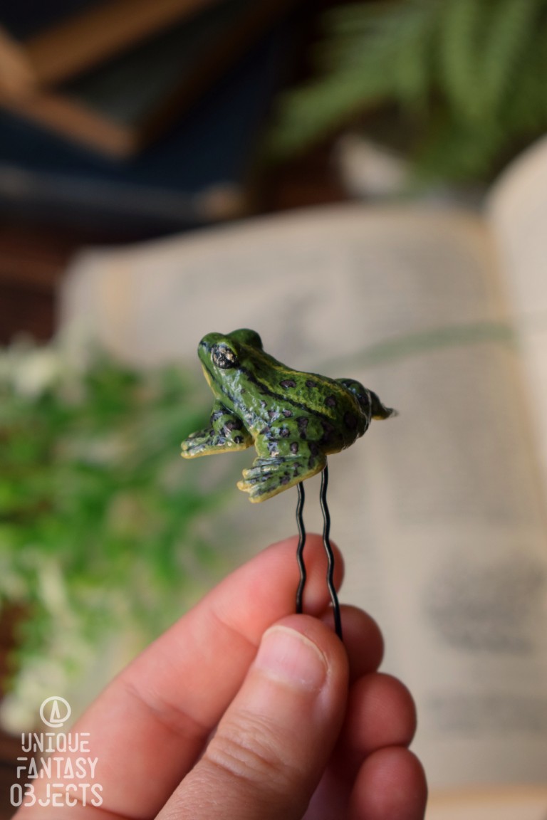 Wsuwka do włosów z rzeźbą żaby jeziorkowej Wsuwka do włosów z rzeźbą żaby jeziorkowej (Unique Fantasy Objects)
