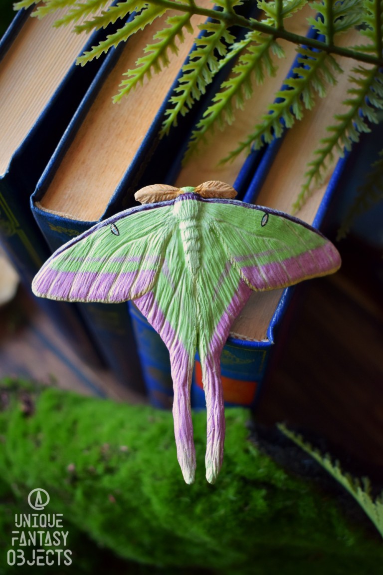 Spinka do włosów z rzeźbą ćmy Actias dubernardi Spinka do włosów z rzeźbą ćmy Actias dubernardi (Unique Fantasy Objects)