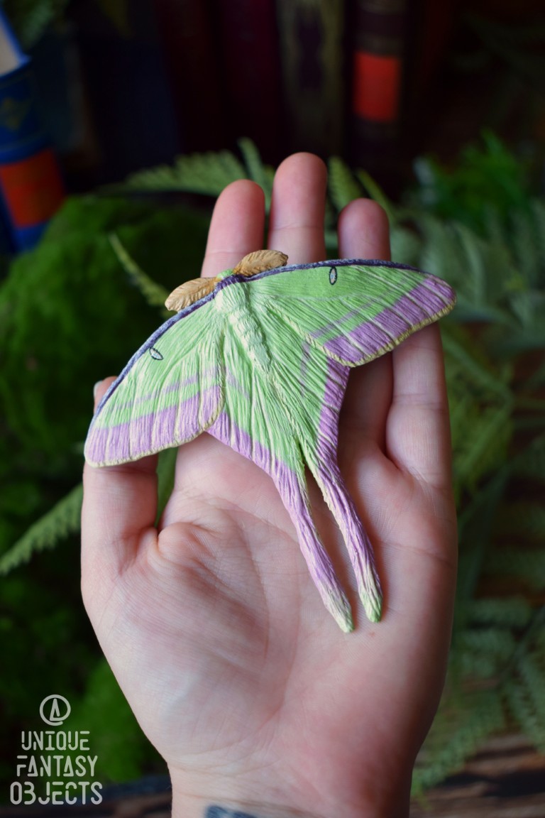 Spinka do włosów z rzeźbą ćmy Actias dubernardi Spinka do włosów z rzeźbą ćmy Actias dubernardi (Unique Fantasy Objects)