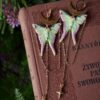 Kolczyki z rzeźbą ćmy Actias dubernardi i łańcuszkami Kolczyki z rzeźbą ćmy Actias dubernardi i łańcuszkami (Unique Fantasy Objects)
