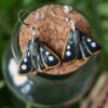 Kolczyki z rzeźbą ćmy Anthela guenei Kolczyki z rzeźbą ćmy Anthela guenei (Unique Fantasy Objects)