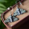 Kolczyki z rzeźbą ćmy paśnik zieleniak Kolczyki z rzeźbą ćmy paśnik zieleniak (Unique Fantasy Objects)