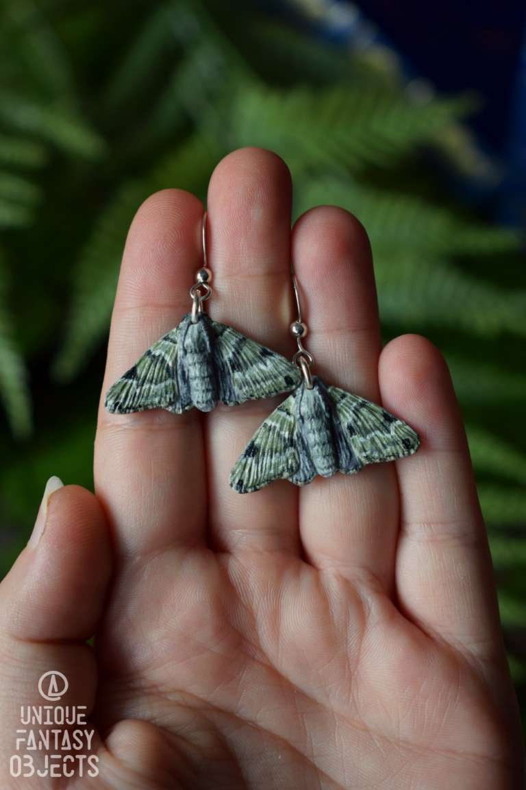 Kolczyki z rzeźbą ćmy paśnik zieleniak Kolczyki z rzeźbą ćmy paśnik zieleniak (Unique Fantasy Objects)