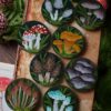 Ręcznie malowany magnes na lodówkę z grzybami leśnymi Ręcznie malowany magnes na lodówkę z grzybami leśnymi (Unique Fantasy Objects)