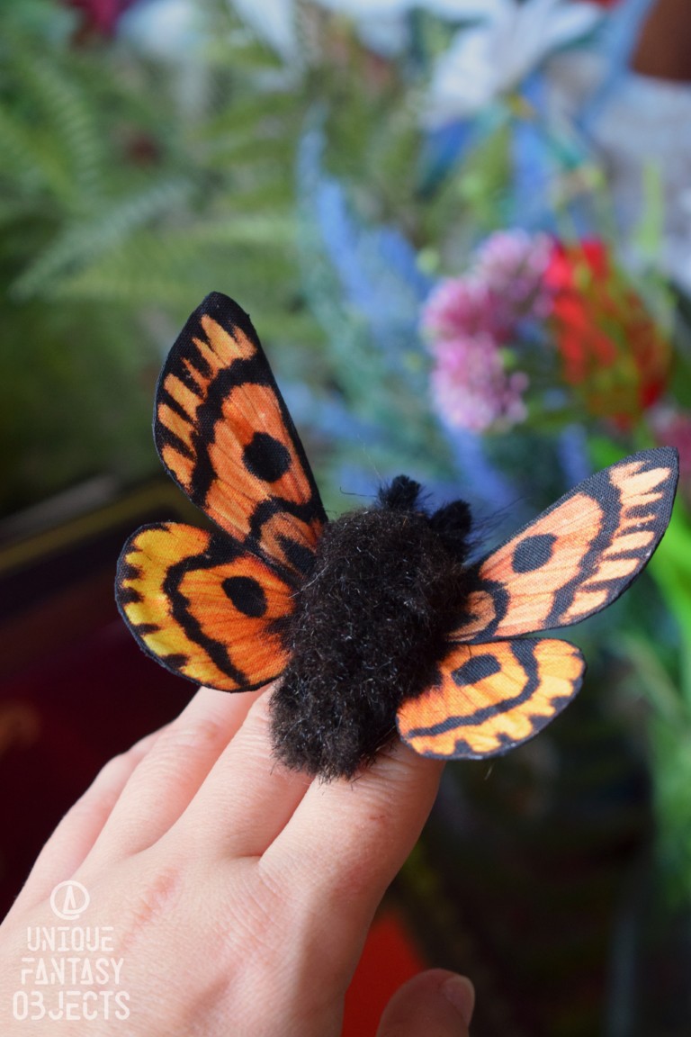 Broszka lub spinka z ćmą Hemileuca eglanterina Broszka lub spinka z ćmą Hemileuca (Unique Fantasy Objects)