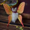 Broszka lub spinka z ćmą actias dubernardi Broszka lub spinka z ćmą actias dubernardi (Unique Fantasy Objects)