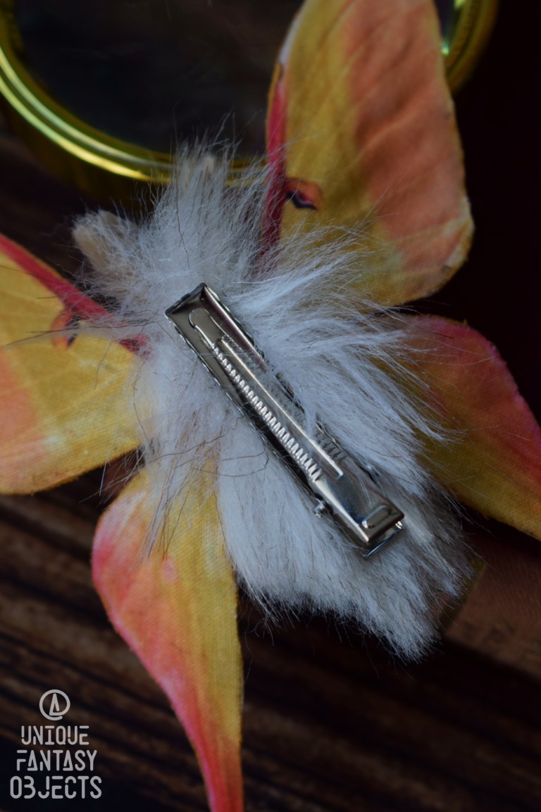 Broszka lub spinka z ćmą actias dubernardi Broszka lub spinka z ćmą actias dubernardi (Unique Fantasy Objects)