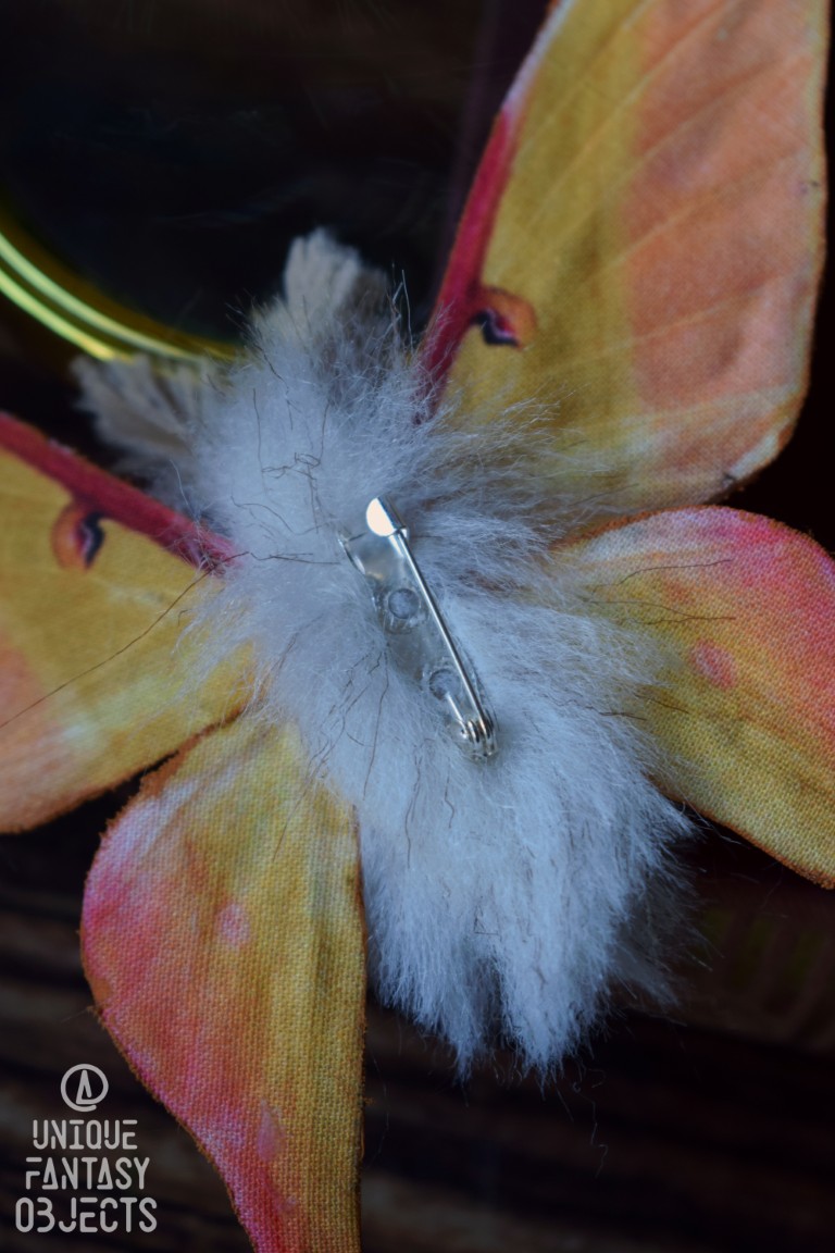 Broszka lub spinka z ćmą actias dubernardi Broszka lub spinka z ćmą actias dubernardi (Unique Fantasy Objects)