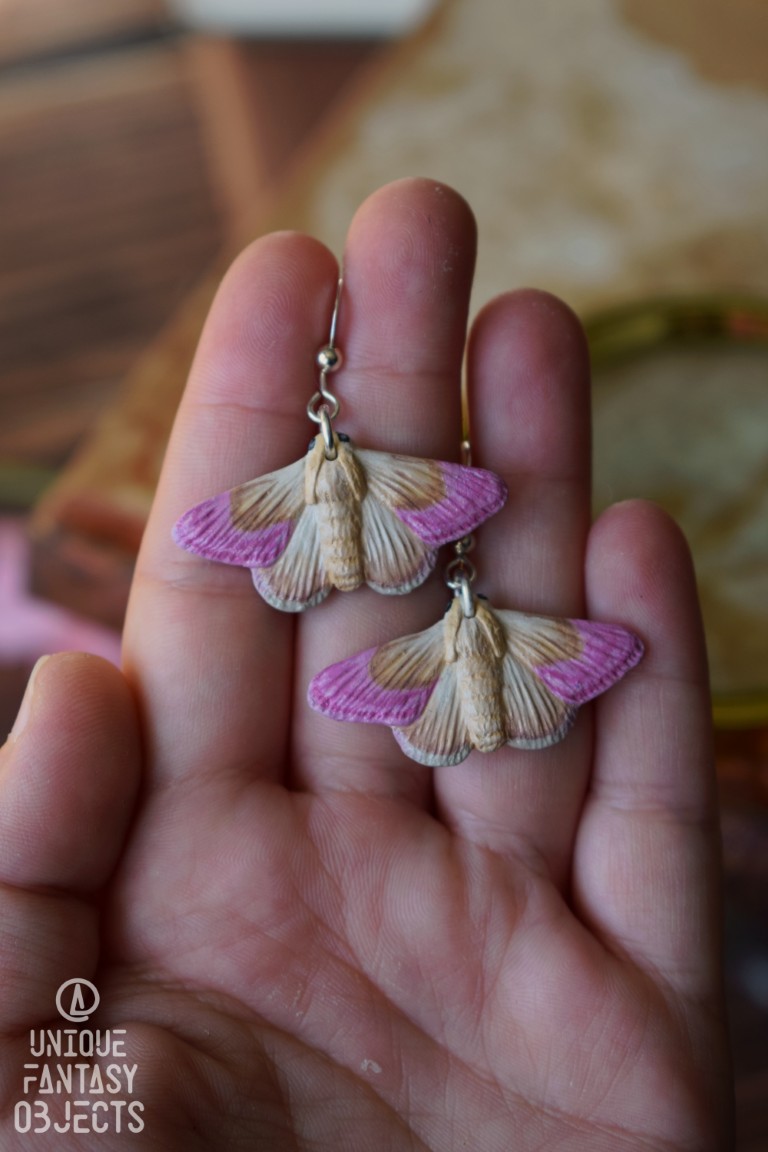 Kolczyki z rzeźbą ćmy Eublemma purpurina Kolczyki z rzeźbą ćmy Eublemma purpurina (Unique Fantasy Objects)