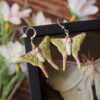 Kolczyki z rzeźbą ćmy actias selene Kolczyki z rzeźbą ćmy actias selene (Unique Fantasy Objects)