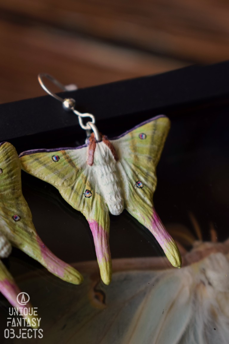 Kolczyki z rzeźbą ćmy actias selene Kolczyki z rzeźbą ćmy actias selene (Unique Fantasy Objects)