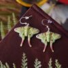 Kolczyki z rzeźbą ćmy argema mittrei Kolczyki z rzeźbą ćmy argema mittrei (Unique Fantasy Objects)