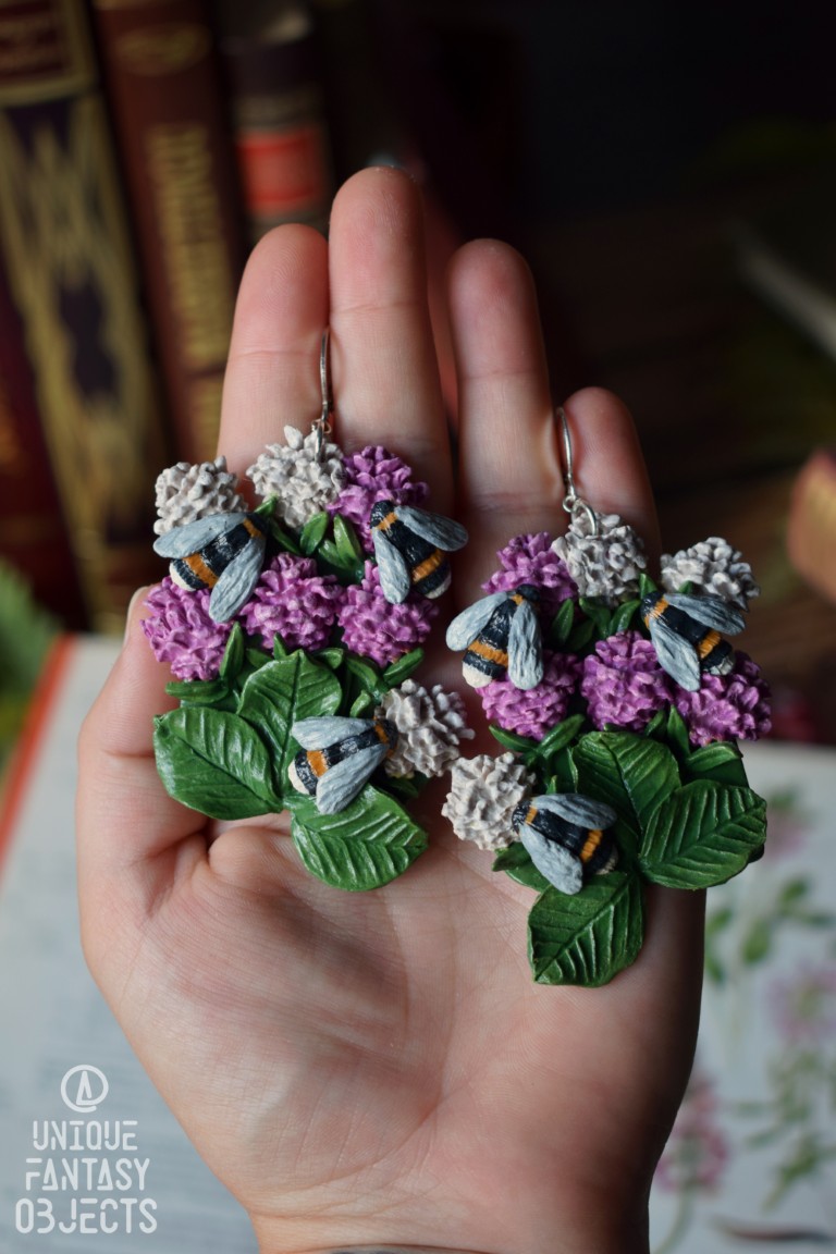 Kolczyki z rzeźbą koniczyny łąkowej i trzmielami Kolczyki z rzeźbą koniczyny łąkowej i trzmielami (Unique Fantasy Objects)