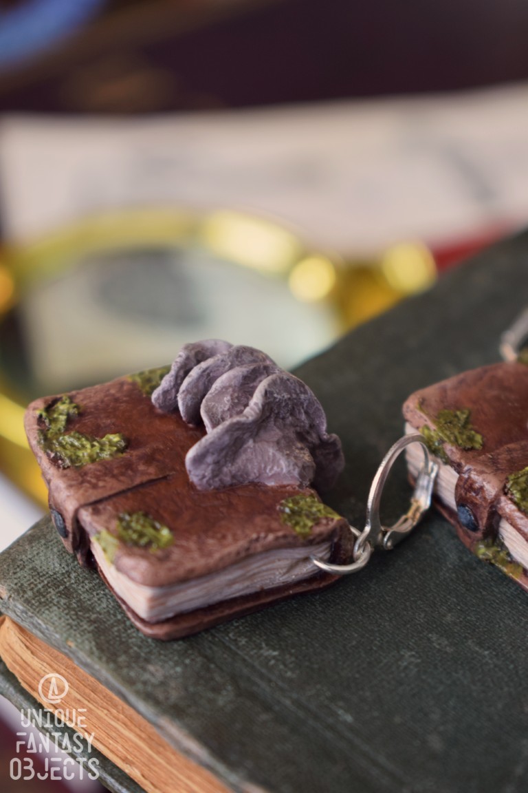 Kolczyki z rzeźbą magicznej książki z hubami Kolczyki z rzeźbą magicznej książki z hubami (Unique Fantasy Objects)