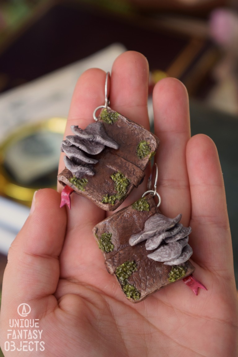 Kolczyki z rzeźbą magicznej książki z hubami Kolczyki z rzeźbą magicznej książki z hubami (Unique Fantasy Objects)