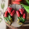 Kolczyki z rzeźbą tulipanów i motyla kosternik leśniak Kolczyki z rzeźbą tulipanów i motyla kosternik leśniak (Unique Fantasy Objects)
