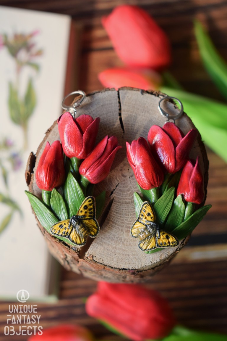 Kolczyki z rzeźbą tulipanów i motyla kosternik leśniak (Unique Fantasy Objects)