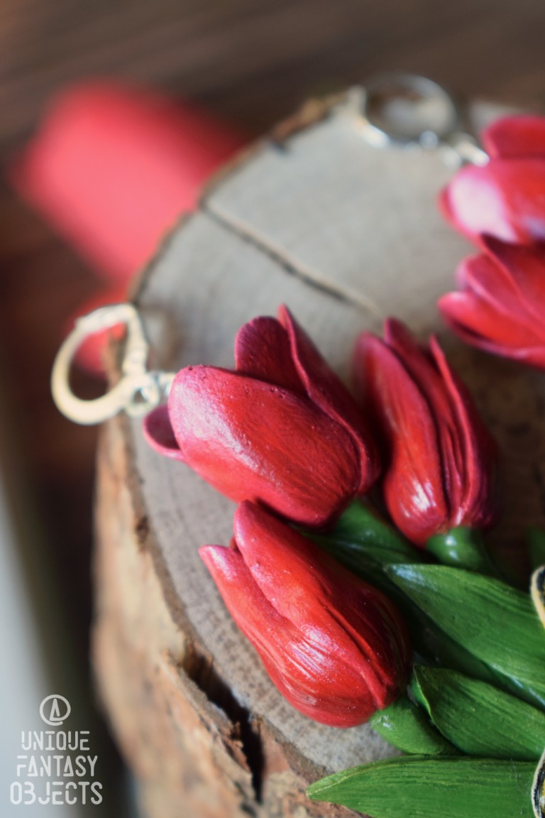 Kolczyki z rzeźbą tulipanów i motyla kosternik leśniak Kolczyki z rzeźbą tulipanów i motyla kosternik leśniak (Unique Fantasy Objects)