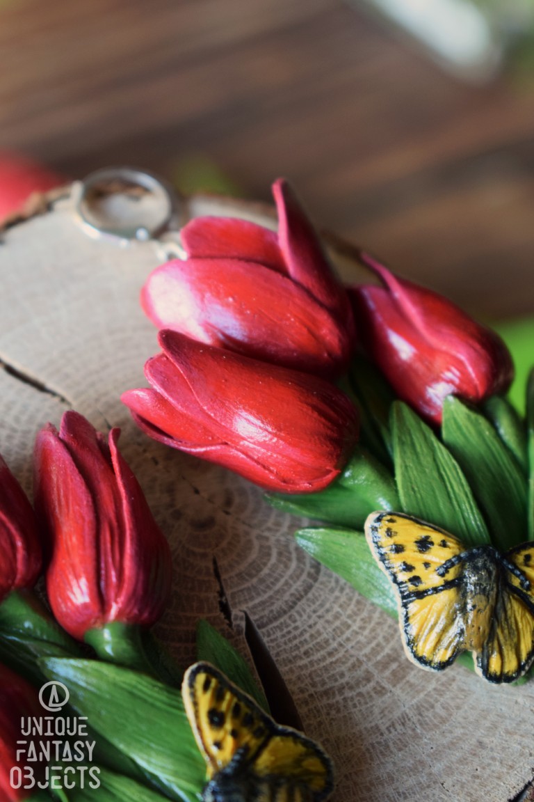 Kolczyki z rzeźbą tulipanów i motyla kosternik leśniak Kolczyki z rzeźbą tulipanów i motyla kosternik leśniak (Unique Fantasy Objects)