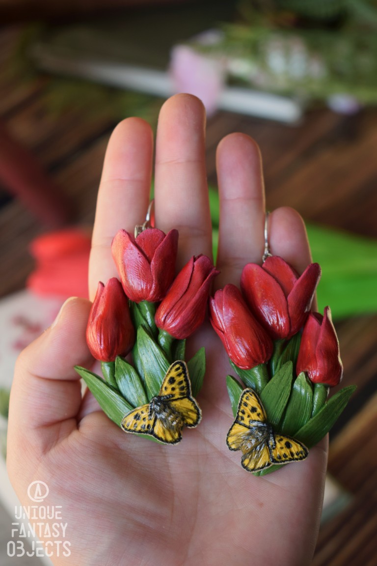 Kolczyki z rzeźbą tulipanów i motyla kosternik leśniak Kolczyki z rzeźbą tulipanów i motyla kosternik leśniak (Unique Fantasy Objects)
