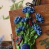 Naszyjnik z rzeźbą chabrów, motyla kraśnik sześcioplamek i lapis lazuli Naszyjnik z rzeźbą chabrów, motyla kraśnik sześcioplamek i lapis lazuli (Unique Fantasy Objects)