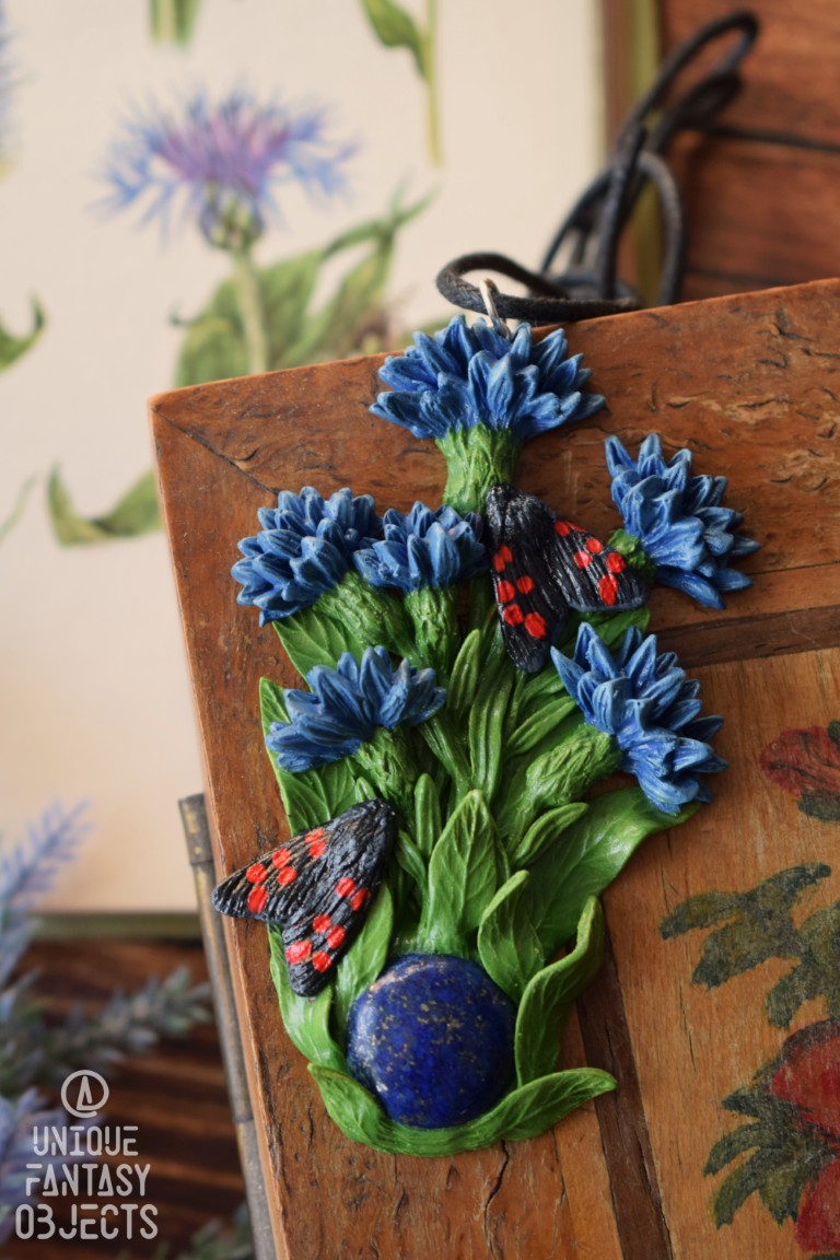 Naszyjnik z rzeźbą chabrów, motyla kraśnik sześcioplamek i lapis lazuli (Unique Fantasy Objects)
