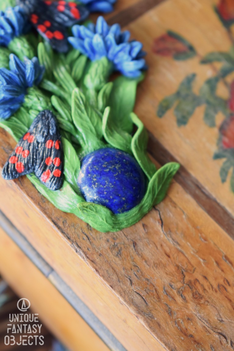 Naszyjnik z rzeźbą chabrów, motyla kraśnik sześcioplamek i lapis lazuli (Unique Fantasy Objects)