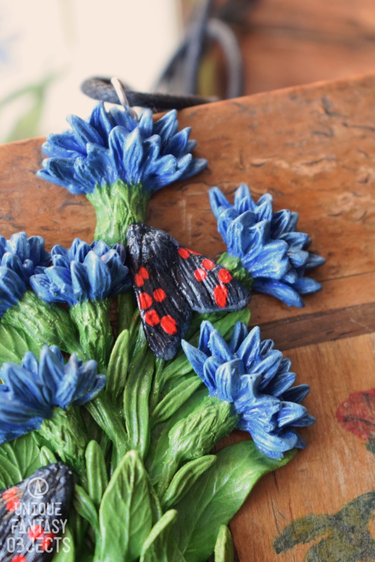 Naszyjnik z rzeźbą chabrów, motyla kraśnik sześcioplamek i lapis lazuli Naszyjnik z rzeźbą chabrów, motyla kraśnik sześcioplamek i lapis lazuli (Unique Fantasy Objects)