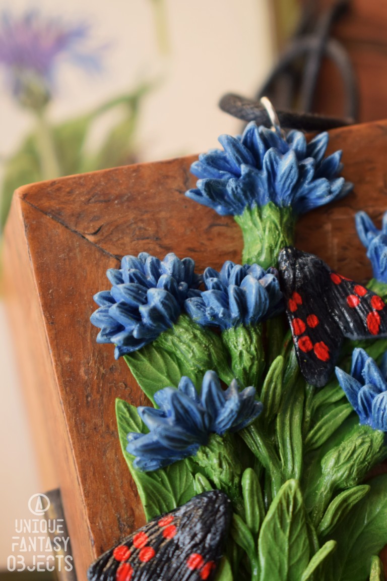 Naszyjnik z rzeźbą chabrów, motyla kraśnik sześcioplamek i lapis lazuli Naszyjnik z rzeźbą chabrów, motyla kraśnik sześcioplamek i lapis lazuli (Unique Fantasy Objects)