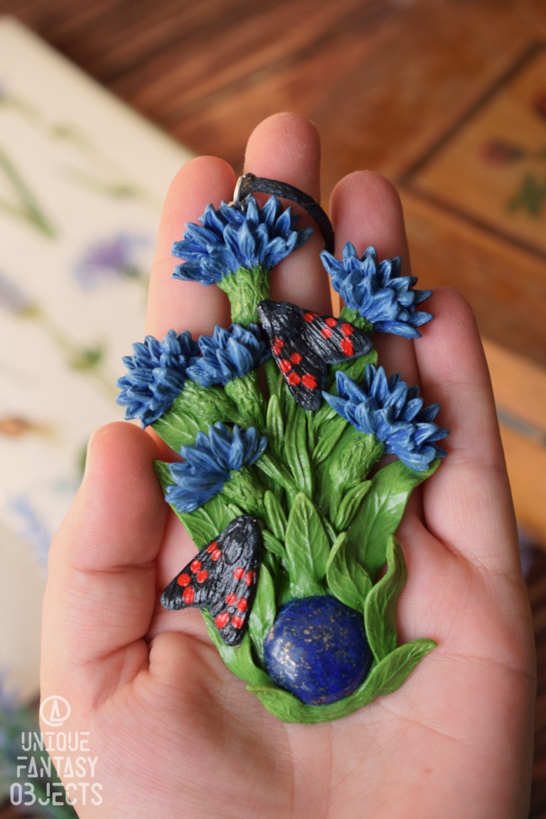 Naszyjnik z rzeźbą chabrów, motyla kraśnik sześcioplamek i lapis lazuli Naszyjnik z rzeźbą chabrów, motyla kraśnik sześcioplamek i lapis lazuli (Unique Fantasy Objects)