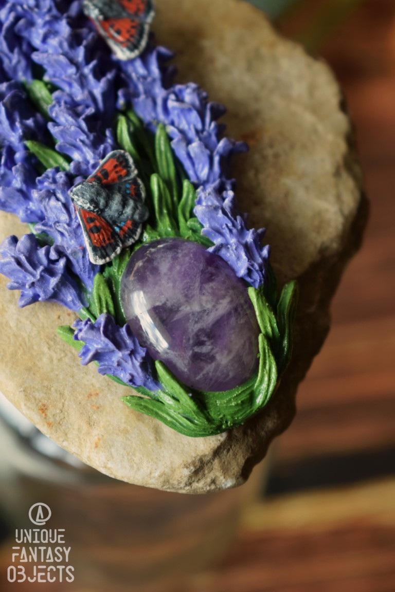 Naszyjnik z rzeźbą lawendy, motylem czerwończyk dukacik i ametystem (Unique Fantasy Objects)