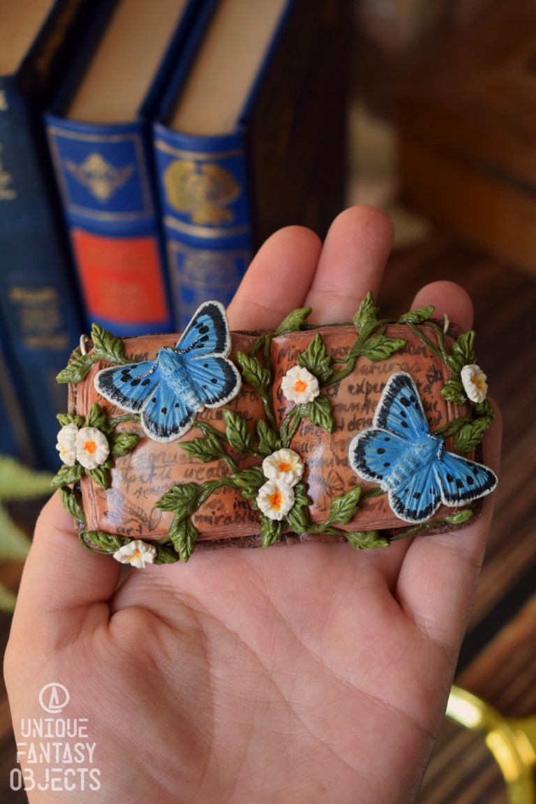 Naszyjnik z rzeźbą magicznej książki i motylem modraszek arion Naszyjnik z rzeźbą magicznej książki i motylem modraszek arion (Unique Fantasy Objects)