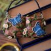Naszyjnik z rzeźbą magicznej książki i motylem modraszek arion Naszyjnik z rzeźbą magicznej książki i motylem modraszek arion (Unique Fantasy Objects)