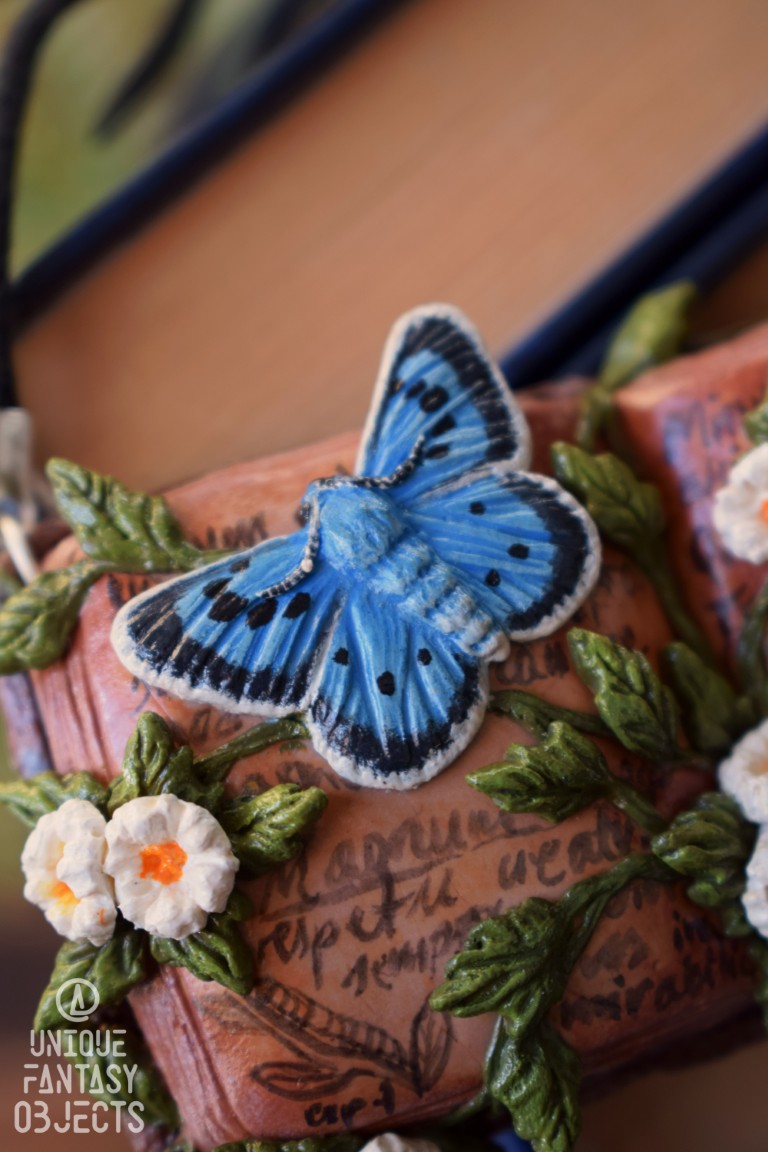 Naszyjnik z rzeźbą magicznej książki i motylem modraszek arion (Unique Fantasy Objects)