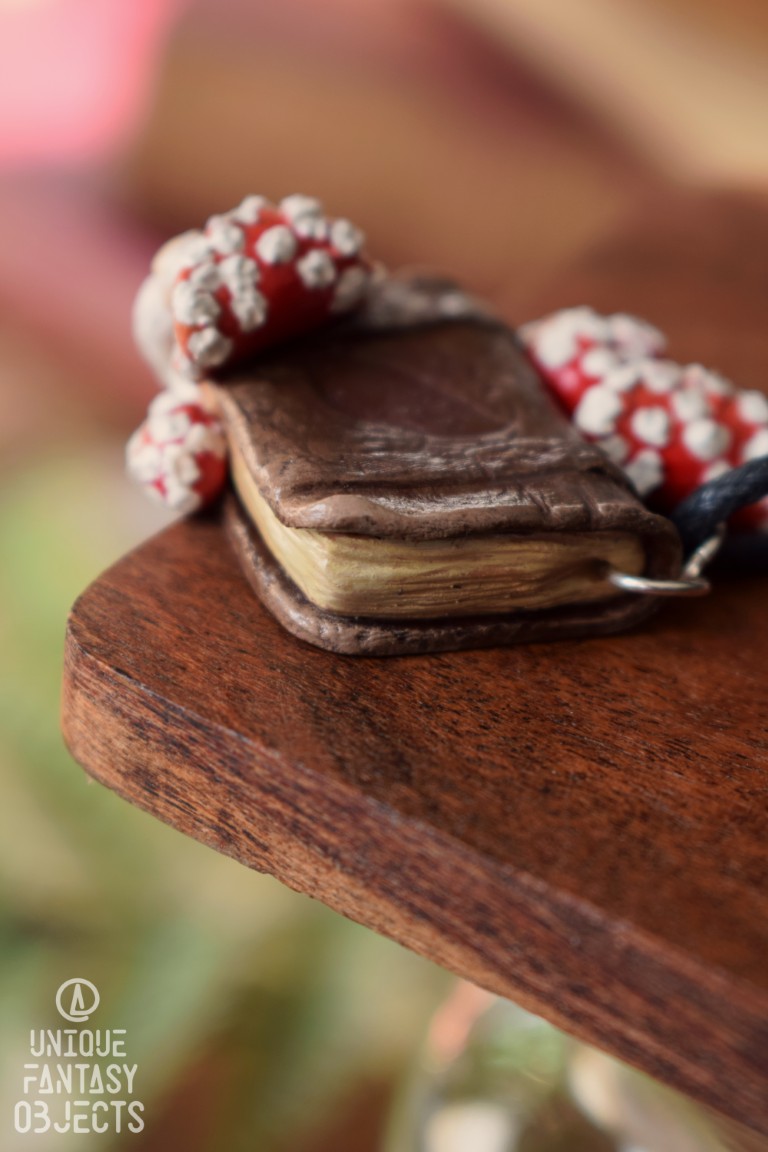 Naszyjnik z rzeźbą magicznej książki i muchomorami Naszyjnik z rzeźbą magicznej książki i muchomorami (Unique Fantasy Objects)