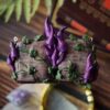 Naszyjnik z rzeźbą magicznej książki i różowymi grzybami (Unique Fantasy Objects)