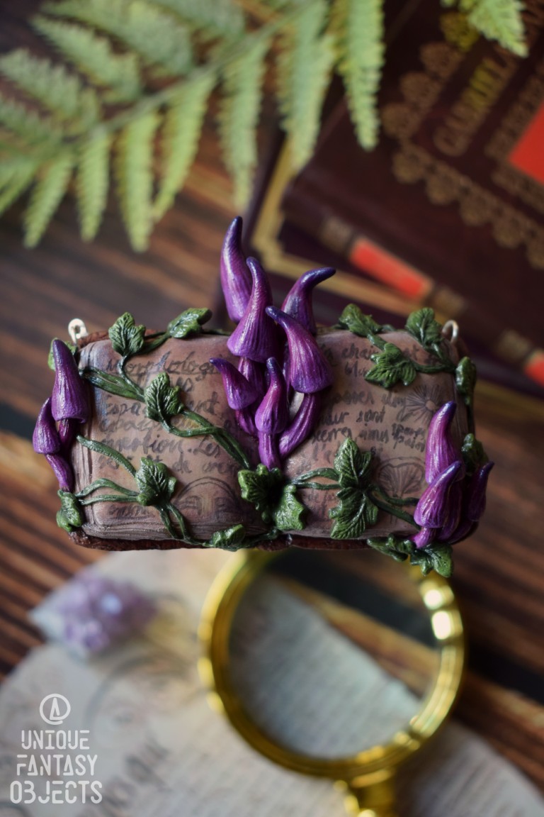 Naszyjnik z rzeźbą magicznej książki i różowymi grzybami (Unique Fantasy Objects)
