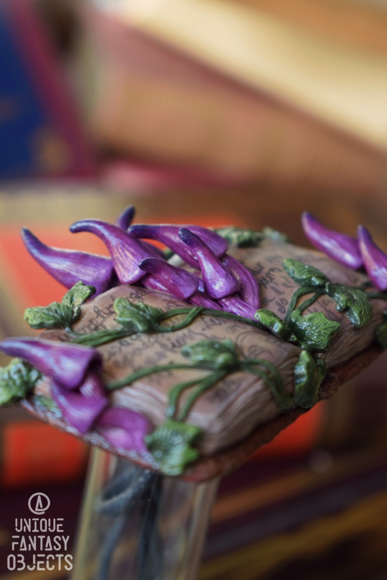 Naszyjnik z rzeźbą magicznej książki i różowymi grzybami Naszyjnik z rzeźbą magicznej książki i różowymi grzybami (Unique Fantasy Objects)