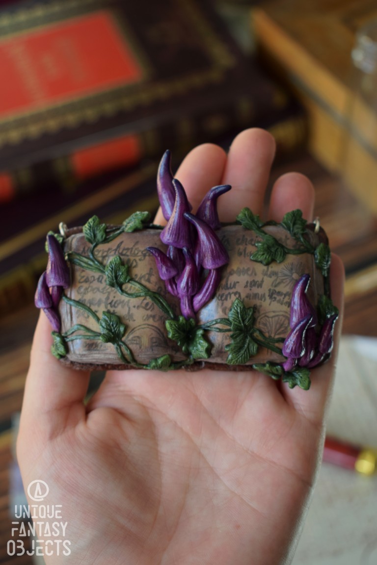 Naszyjnik z rzeźbą magicznej książki i różowymi grzybami Naszyjnik z rzeźbą magicznej książki i różowymi grzybami (Unique Fantasy Objects)
