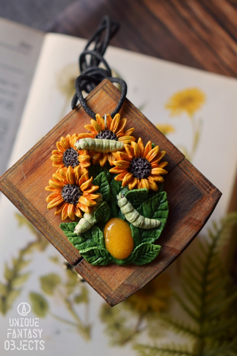 Naszyjnik z rzeźbą słonecznika, gąsienicą błyszczki jarzynówki i jadeitem (Unique Fantasy Objects)