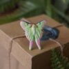 Regulowany pierścionek z rzeźbą ćmy Actias dubernardi Regulowany pierścionek z rzeźbą ćmy Actias dubernardi (Unique Fantasy Objects)