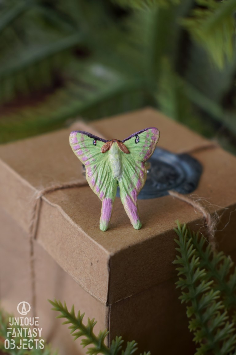 Regulowany pierścionek z rzeźbą ćmy Actias dubernardi (Unique Fantasy Objects)